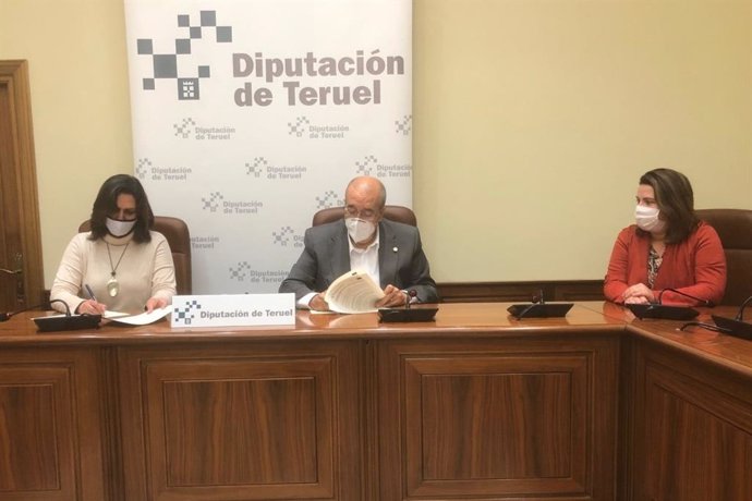 El presidente de la DPT, Manuel Rando, junto a la diputada María Ariño, y la responsable de CCOO en Teruel, Pilar Buj