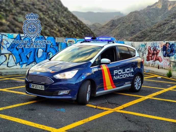 Coche patrulla de la Policía Nacional en la zona alta de Residencial Anaga