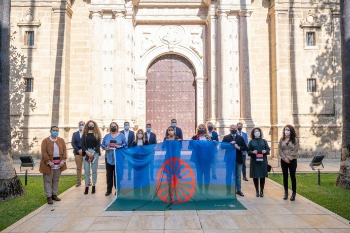 La presidenta del Parlamento, Marta Bosquet, con la bandera gitana que le ha entregado este martes la Federación de Asociaciones de Mujeres Gitanas (Fakali).