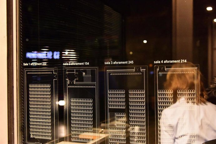 Cines y teatros de Barcelona justo antes de entrar en vigor el toque de queda en Cataluña, a 25 de octubre de 2020.