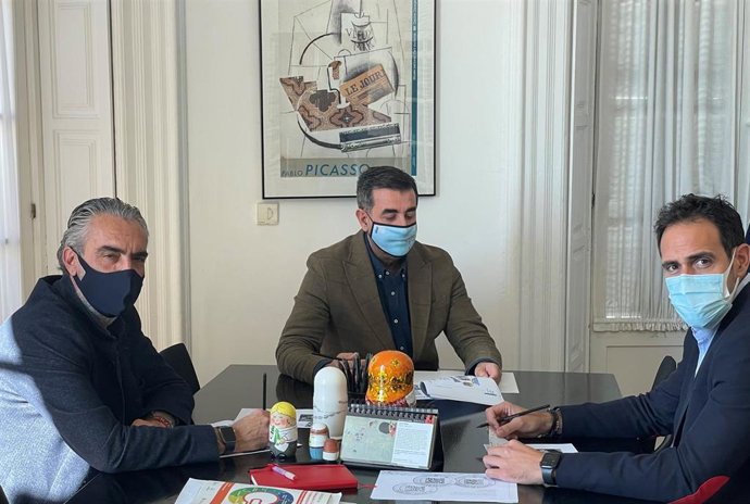 Luis Callejón, presidente de Aehcos; Javier Frutos, presidente de Mahos, y José María Luna, director de la Agencia para la gestión de la Casa Natal de Pablo Ruiz Picasso y otros equipamientos museísticos y culturales en un encuentro