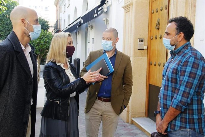 La alcaldesa de Alcalá de Guadaíra (Sevilla), Ana Isabel Jiménez, junto a los delegados Jesús Mora y Pablo Chaín con representante de los hosteleros.