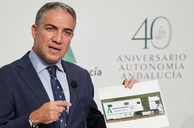 El consejero de la Presidencia, Administración Pública e Interior de la Junta de Andalucía, Elías Bendodo, muestra una fotografía de una de las unidades móviles adquiridas para test masivos de Covid.