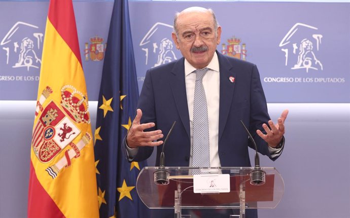 El portavoz del Partido Regionalista de Cantabria en el Congreso, José María Mazón, en una rueda de prensa 