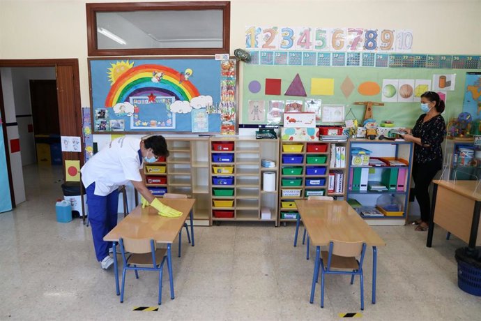 Una limpiadora desinfecta como medida preventiva una de las aulas  ante el Covid-19 una de las aulas del colegio público Pablo Neruda. Málaga a 9 de septiembre 2020