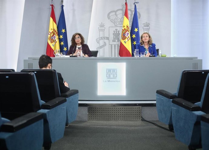(I-D) La ministra Portavoz y de Hacienda, María Jesús Montero, y la vicepresidenta y ministra de Asuntos Económicos y Digitalización, Nadia Calviño, comparecen en rueda de prensa posterior al Consejo de ministros en Moncloa, Madrid (España), a 17 de nov