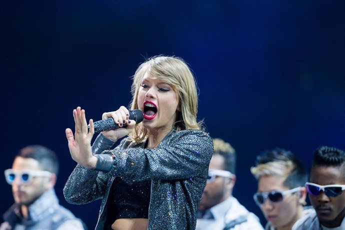 FILED - 19 June 2015, North Rhine-Westphalia, Cologne: US singer Taylor Swift preforms on stage at the Lanxess Arena. Pop star Swift has endorsed Democrat Joe Biden in the upcoming US presidential election. Photo: Rolf Vennenbernd/dpa