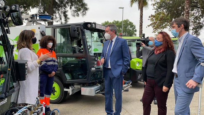 Espadas supervisa las nuevas baldeadoras