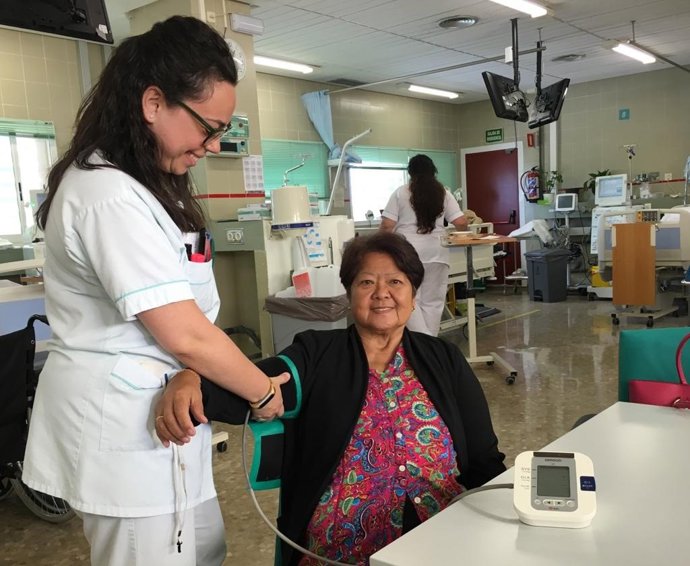 Imagen de archivo de la toma de tensión a una paciente durante el Día de la enfermedad renal crónica.