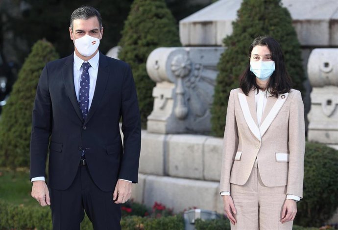 La presidenta del Senado, Pilar Llop, y el presidente del Gobierno, Pedro Sánchez, posan en el Senado, desde donde Sánchez dirigirá la XXIII Conferencia de Presidentes, en Madrid  (España), a 26 de octubre de 2020. 