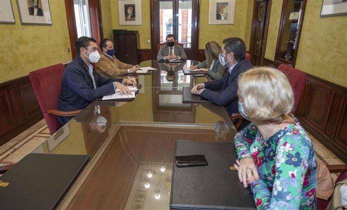 Reunión entre el Ayuntamiento de Huelva y el sector hostelero. 