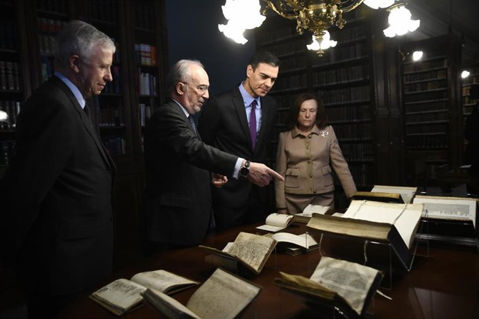 El presidente de la Real Academia Española Santiago Muñoz Machado enseña algunos de los ejemplares que componen la biblioteca de la institución al presidente de Gobierno, Pedro Sánchez, en un acto de hace un año