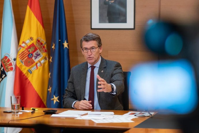 El titular del Goberno gallego, Alberto Núñez Feijóo, junto al presidente del Principado de Asturias, Adrián Barbón, participa por videoconferencia en los Encuentros del Eo