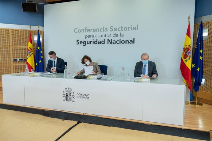 La vicepresidenta primera del Gobierno, Carmen Calvo, junto al director de Seguridad Nacional, Miguel Ángel Ballesteros, y el director de Gabinete de Presidencia del Gobierno, Iván Redondo