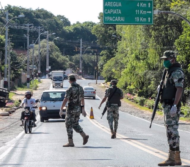 Militares en Paraguay colaboran para extinguir los incendios