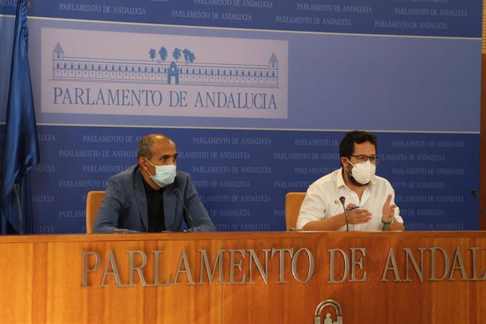 Rueda de prensa del delegado de la República Árabe Saharaui Democrática en Andalucía, Mohamed Zrug, y el portavoz adjunto de Adelante Andalucía, José Ignacio García.
