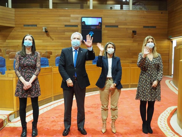 Olalla Rodil (BNG), Miguel Ángel Santalices (presidente del Parlamento de Galicia), Noela Pérez (PP) y Marina Ortega (PSOE) en el VIII Foro de Participación Infantil y Adolescente de Galicia
