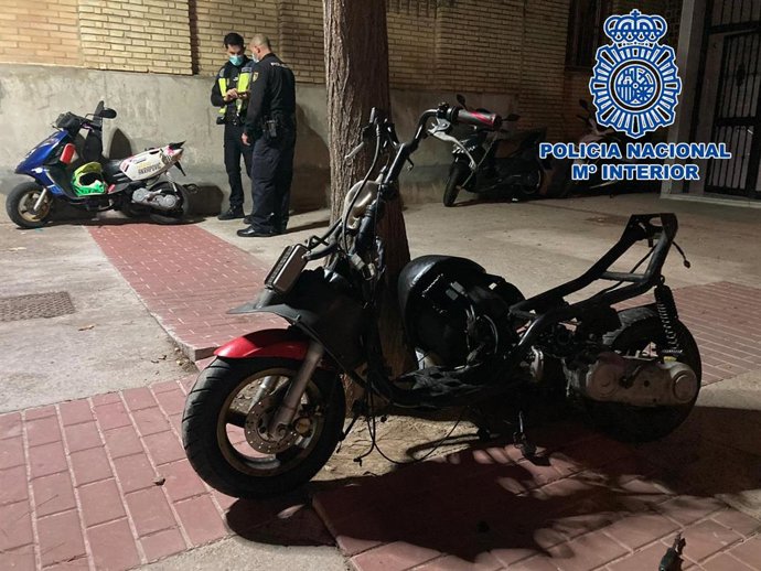 Nota De Prensa: La Policía Nacional Acude En Jerez A Un Aviso Por Ocupación Y Detiene A Los Dos Implicados Desguazando Una Motocicleta Robada