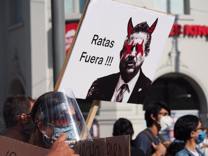 Manifestación celebrada en Lima en contra de la moción de censura contra el expresidente Martín Vizcarra.
