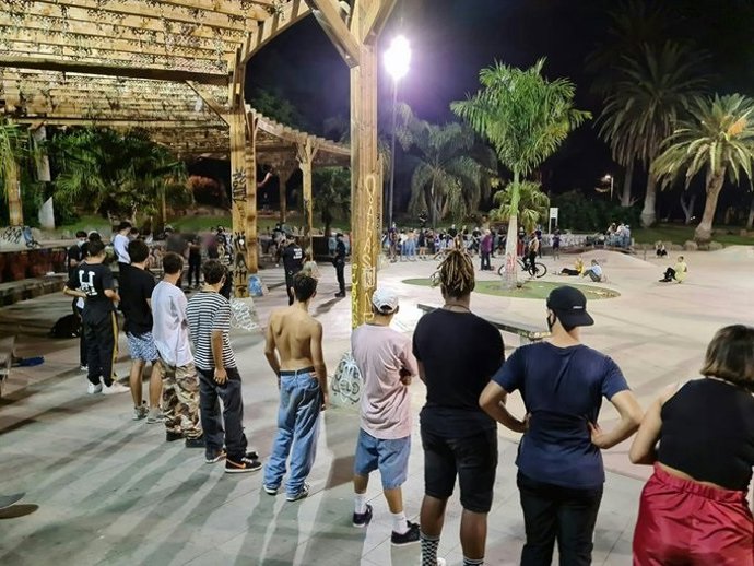 La Policía Local de Santa Cruz desaloja a 67 jóvenes congregados en la zona de skate del Parque La Granja
