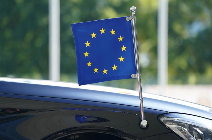 Bandera de la Unión Europea en un coche