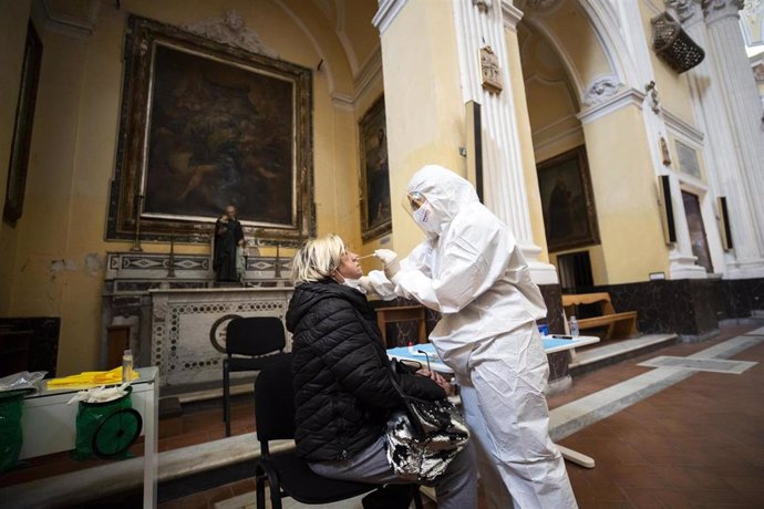 Realización de test a personas desfavorecidas en una iglesia en Nápoles