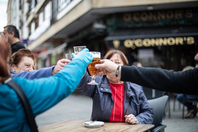Amigos brindan en la vía pública en Vitoria