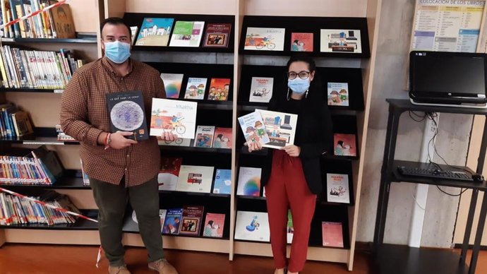 Los concejales de Paterna (Valencia) Lucas Jodar e Isabel Segura en la presentación del proyecto.