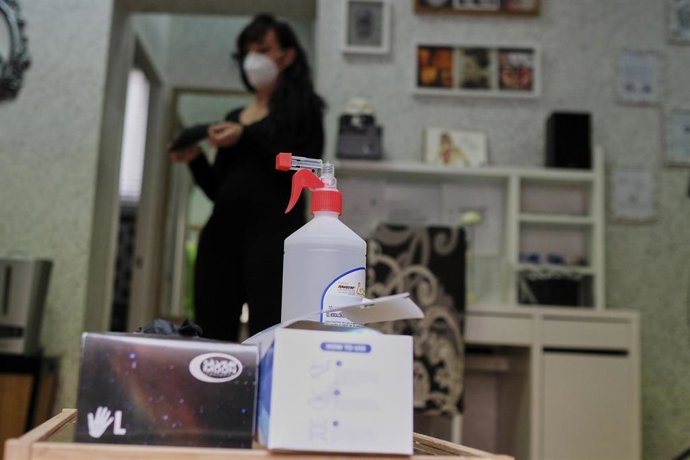 Una tatuadora espera la llegada de clientes.