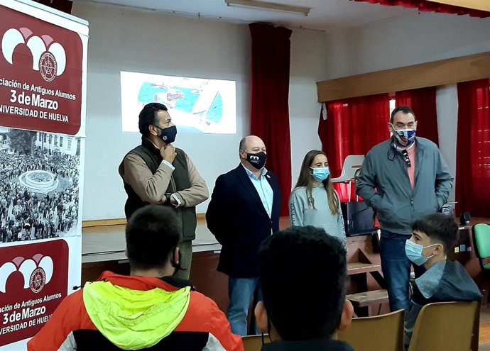 Presentación de la V edición de la actividad 'Deportes naúticos para todos' en la Ciudad de los Niños de Huelva.