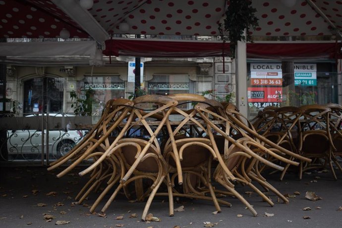 Terraza recogida de un bar cerrado durante el cuarto día de la entrada en vigor de las nuevas restricciones en Cataluña, en Barcelona, Cataluña (España) a 20 de octubre de 2020. El pasado viernes 16 de octubre entraron en vigor las nuevas restricciones 