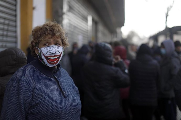 Una mujer con una mascarilla en Santiago de Chile.