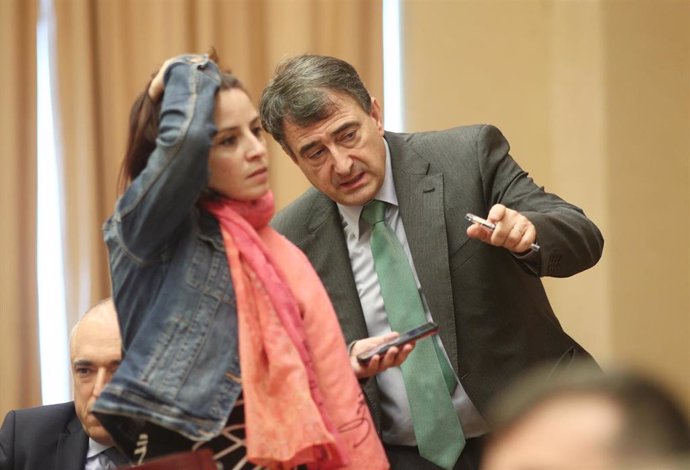 Los portavoces del PSOE y PNV en el Congreso de los Diputados, Adriana Lastra y Aitor Esteban,  hablan durante una reunión de la Diputación Permanente del Congreso