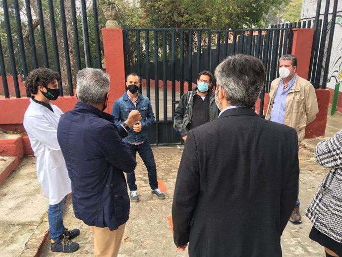 Los miembros de Adelante con responsables de la comunidad educativa de Coria