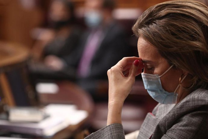 La portavoz el Grupo Popular, Cuca Gamarra, durante una sesión de control al Gobierno en el Congreso de los Diputados, en Madrid, (España), a 28 de octubre de 2020. 