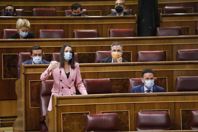 La presidenta de Ciudadanos, Inés Arrimadas, en su escaño en el Congreso junto a otros diputados de su grupo parlamentario.