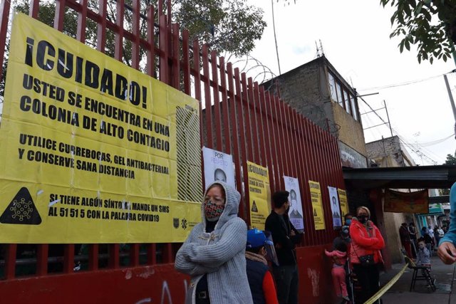 Un grupo de personas esperan para ser sometidos a las pruebas de detección del nuevo coronavirus en uno de los puestos levantados para tal efecto por las autoridades sanitarias en Ciudad de México, México. 