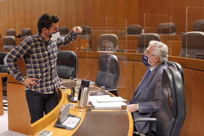 El consejero de Agricultura, Joaquín Olona, y el  portavoz de Podemos, Nacho Escartín.