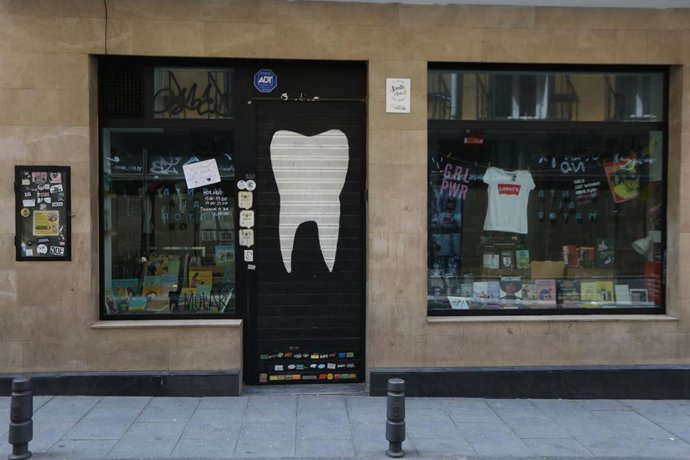 Escaparate de la tienda Molar Discos & Libros, en Madrid