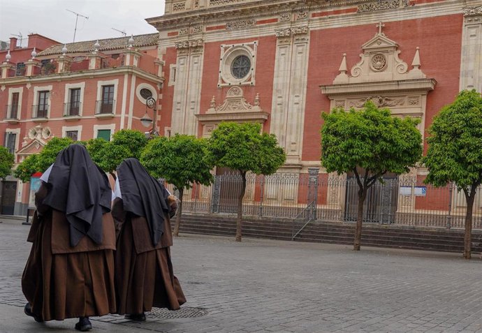 Dos monjas pasean por la plaza del Salvador. Sevilla.