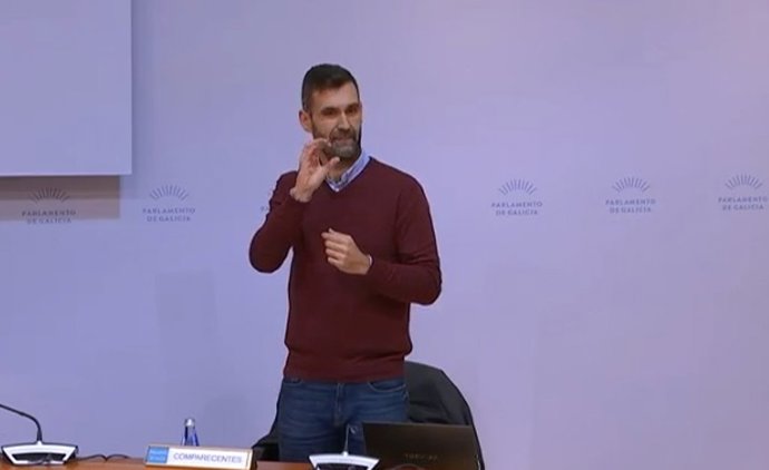 El presidente de Cermi Galicia, Iker Sertucha, durante la comisión parlamentaria para la reactivación de Galicia.