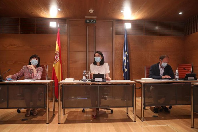 La vicepresidenta primera del Senado, Cristina Narbona (i), y la presidenta del Senado, Pilar Llop (c), durante la rueda de prensa tras la reunión de la Mesa del Senado, en Madrid (España), a 7 de julio de 2020.
