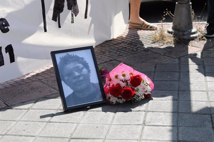 Un ramo de flores acompaña en las inmediaciones de los Juzgados de lo Penal de Madrid a la imagen de Samba Martine, mujer congoleña fallecida el 19 de diciembre de 2011 en el Centro de Internamiento de Extranjeros Aluche (CIE).