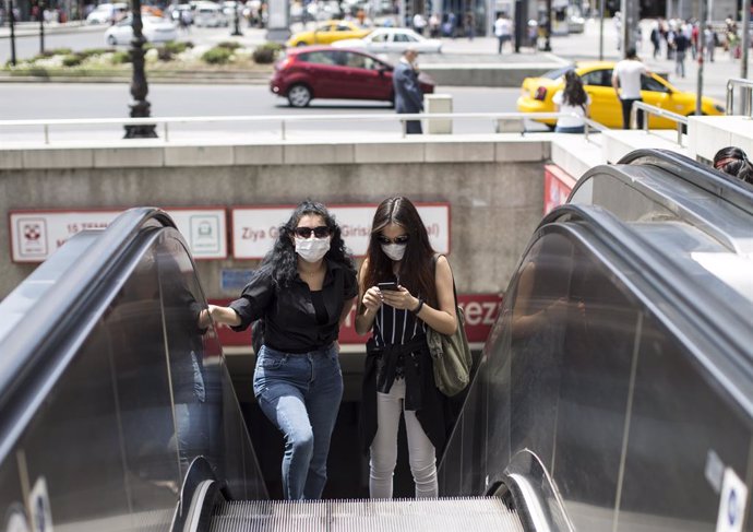 09 June 2020, Turkey, Ankara: People wear face masks as a precaution against the novel Coronavirus (Covid-19) pandemic. Photo: -/PPI via ZUMA Wire/dpa