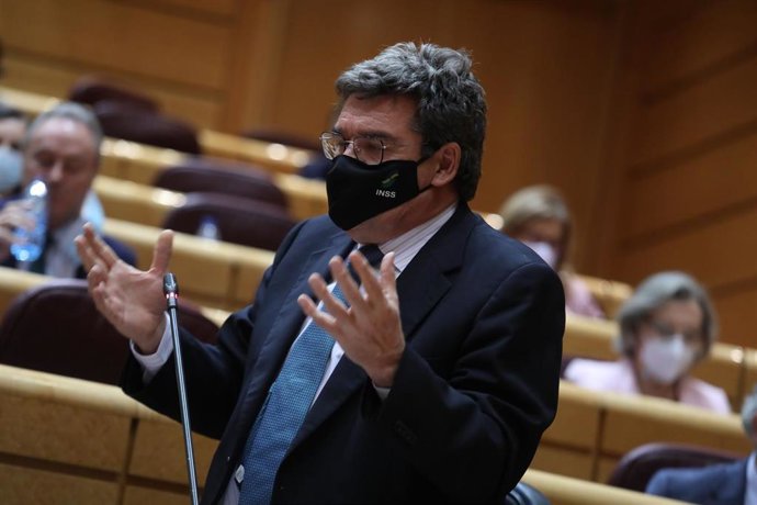 La ministro de Inclusión, Seguridad Social y Migraciones, José Luis Escrivá, interviene durante una sesión de control al Gobierno en el Senado, en Madrid (España), a 3 de noviembre de 2020. Durante el pleno de hoy, el Ejecutivo ha respondido a cuestione