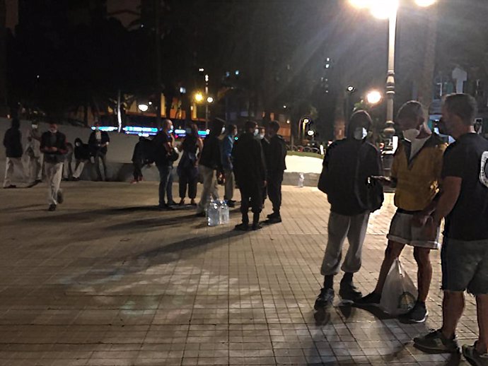 Los más de 200 migrantes desalojados del muelle de Arguineguín esta tarde llegan a Las Palmas de Gran Canaria, donde permanecen en la plaza frente a la Delegación del Gobierno en Canarias