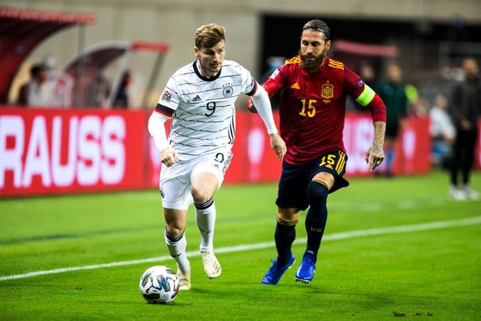 Sergio Ramos persigue a Timo Werner durante el España-Alemania de la Liga de Naciones 2020