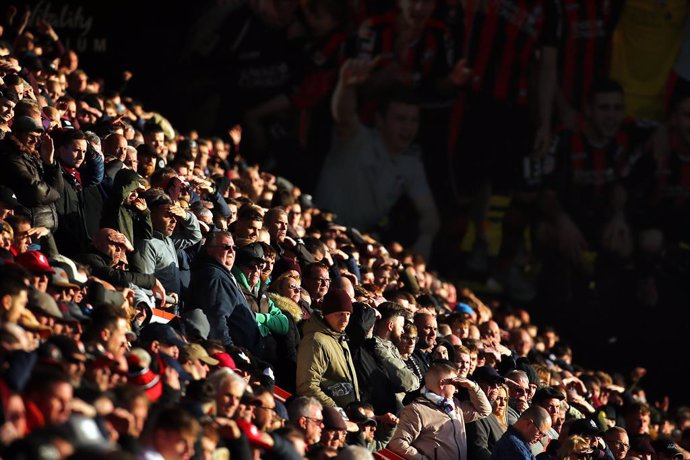 01 February 2020, England, Bournemouth: Fans are pictured in the stands during the English Premier League soccer match between AFC Bournemouth and Aston Villa FC at Dean Court. Photo: Mark Kerton/PA Wire/dpa