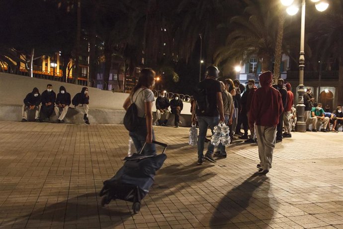 Inmigrantes desalojados del muelle de Arguineguín.
