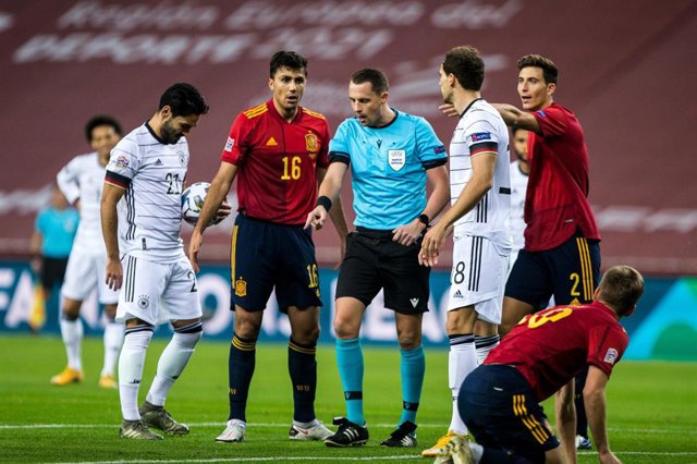 Rodri Hernández durante una acción del España-Alemania de la Liga de Naciones 2020
